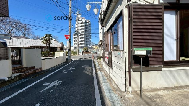 狭山市広瀬東2丁目　中古戸建ての前面道路含む現地写真|令和8年2月19日撮影。