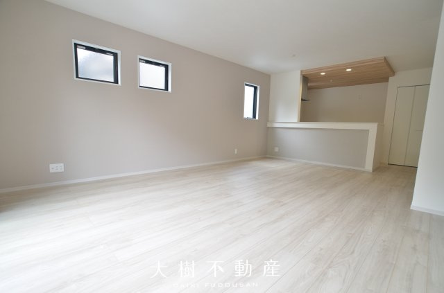 【居間・リビング】 | 座間市立野台３丁目 新築戸建て 全3棟【仲介手数料無料】