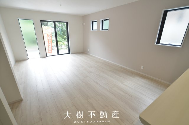 【居間・リビング】 | 座間市立野台３丁目 新築戸建て 全3棟【仲介手数料無料】 | 【仲介手数料無料でご紹介可能です】大樹不動産