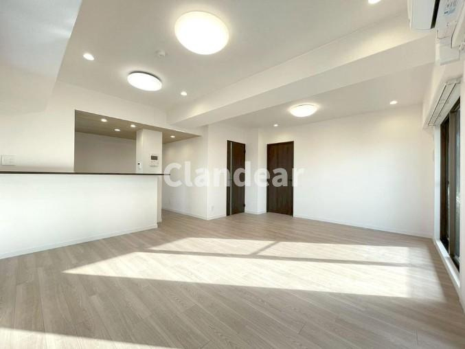 ラ・ベルティ小岩の居間・リビング|ドキドキの新生活も、安心してスタート。ぴったりの住まいを見つけませんか？クランディアが一緒に住まい選びをサポートします‼　まずは、お気軽にお問合せください　＃クランディア