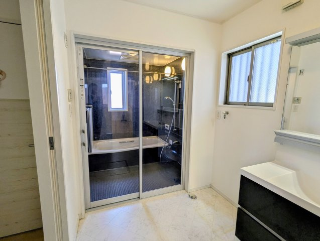 守山区下志段味中古戸建ての独立洗面台