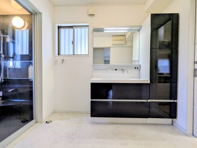 守山区下志段味中古戸建ての独立洗面台