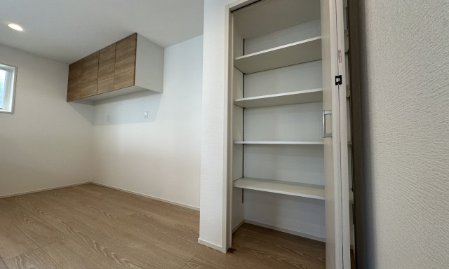 地元スタッフがご紹介！杉田新築戸建てのキッチン|キッチンパントリーは、備蓄庫として機能性と見た目にも優れた有能スペースです。