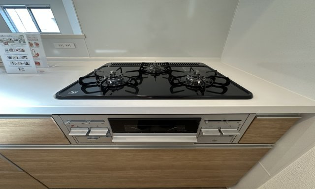 地元スタッフがご紹介！杉田新築戸建てのキッチン|熱探知がついているので、揚げ物料理が苦手にしている方も挑戦してみてください。