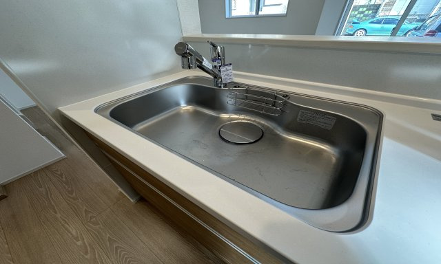 地元スタッフがご紹介！杉田新築戸建てのキッチン|耐火性や重いものにも頑丈で耐久性に優れているので長く安心して使えるシンクです。