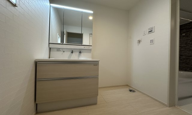 地元スタッフがご紹介！杉田新築戸建ての独立洗面台|使いやすい3面鏡♪シャワー付水栓で洗面台でのシャンプーや毎日の掃除にも便利な設備ですね♪