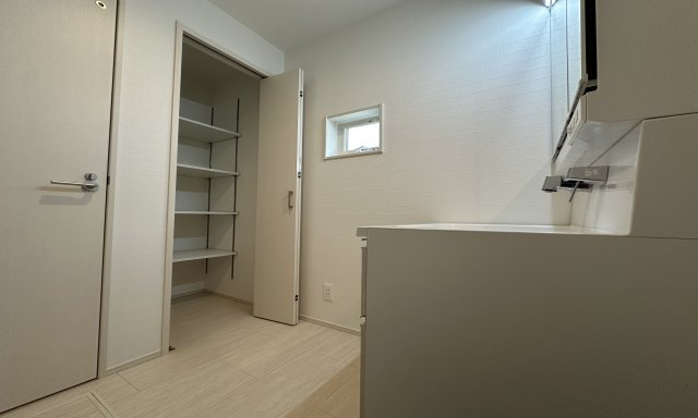 地元スタッフがご紹介！杉田新築戸建ての独立洗面台|タオル置き場やシャンプー・洗濯洗剤のストック置き場にも便利な収納設備つきの洗面＆ランドリースペースです。