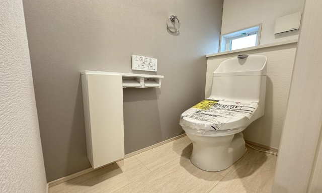 地元スタッフがご紹介！杉田新築戸建てのトイレ|温水洗浄便座のトイレ設備はセンサーライトの照明システム採用です。
