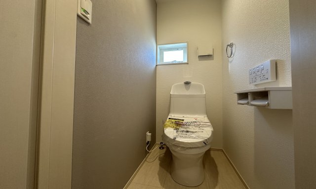 地元スタッフがご紹介！杉田新築戸建てのトイレ|２階トイレも温水洗浄便座＆センサーライト照明設置です。