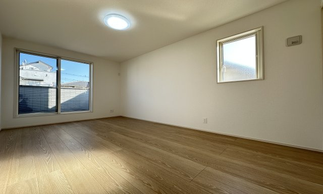 地元スタッフがご紹介！杉田新築戸建ての洋室|大きな窓からたっぷりの日差しが降り注ぐ明るい室内です。目覚めの良い朝を迎えられそうですね。