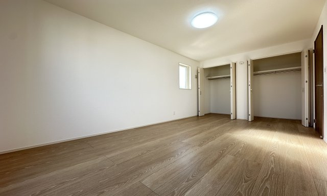 地元スタッフがご紹介！杉田新築戸建ての洋室|このお家で一番広い7.5帖の主寝室は居心地も良く毎晩ぐっすり眠れそうですね。