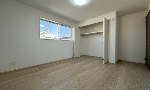 地元スタッフがご紹介！杉田新築戸建ての洋室|南面の陽当たりの良いお部屋です。窓からの景色はホッとできる閑静な住宅街です。