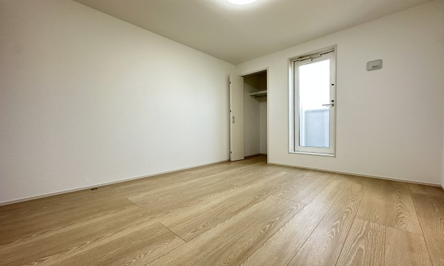 地元スタッフがご紹介！杉田新築戸建ての洋室|家族一人ひとりの大切なプライベート空間の居室。家具の配置のご相談は是非お任せください♪