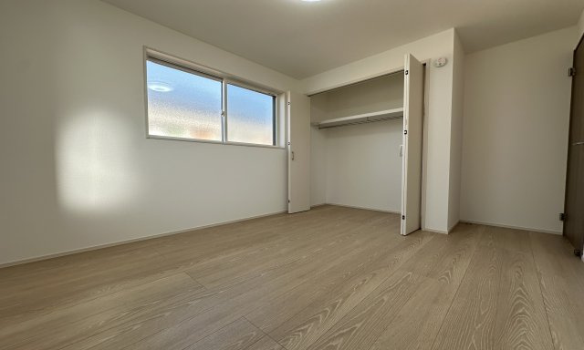 地元スタッフがご紹介！杉田新築戸建ての洋室|北側のお部屋です。明るさも充分あるお部屋なので、居室としての居住性にも適しているお部屋です。