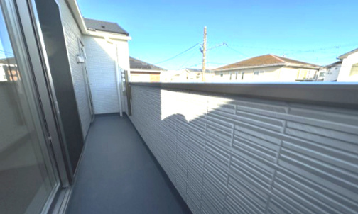 地元スタッフがご紹介！杉田新築戸建てのバルコニー|南東向きで陽当りの良いバルコニーは、風通りも良く洗濯物の渇きも早く家事の時短にもなりますよ。