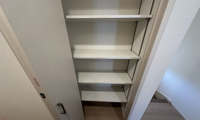 地元スタッフがご紹介！杉田新築戸建ての収納|家族の共有物や掃除用具入れに便利な廊下収納ですね。