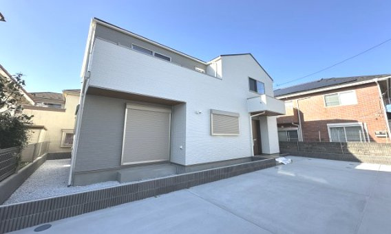 地元スタッフがご紹介！杉田新築戸建ての外観|綺麗な成形地の開放的な50坪の土地に建つの新築戸建てです。