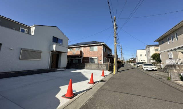 地元スタッフがご紹介！杉田新築戸建ての前面道路含む現地写真|住宅街なので車通りも少なく、ゆったり３台駐車出来るので駐車が苦手な方でもラクラク駐車出来そうですね。