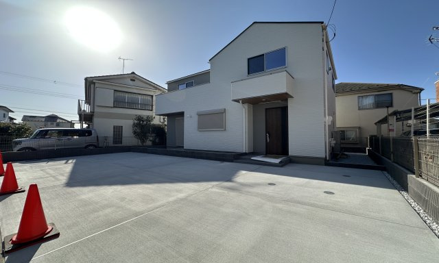 地元スタッフがご紹介！杉田新築戸建ての駐車場|車３台駐車してもバイクや自転車のスペースもしっかり確保できそうな横幅の広い駐車場ですね。