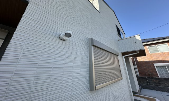 地元スタッフがご紹介！杉田新築戸建ての防犯設備|駐車場を照らす照明設備付きです。