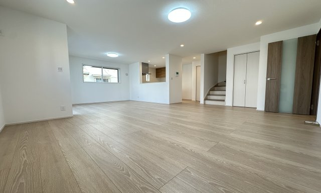 地元スタッフがご紹介！杉田新築戸建ての居間・リビング|広いLDKは家具の配置の悩みもなく開放的な空間になっているので、是非ご見学ください♪