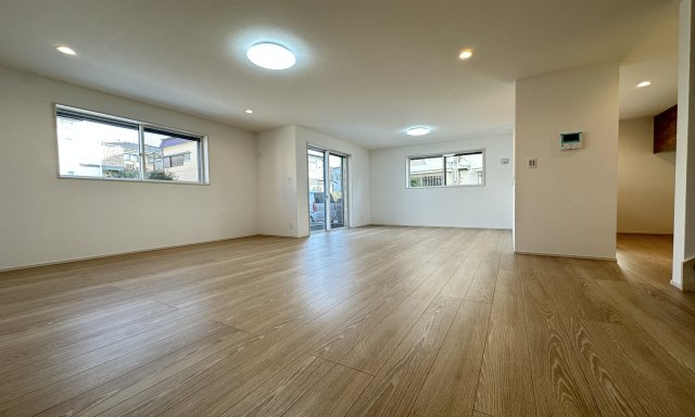 地元スタッフがご紹介！杉田新築戸建ての居間・リビング|大きく開いた窓からは、明るい陽射しが射し込み風も良く抜けるので心地良い空間になってます。