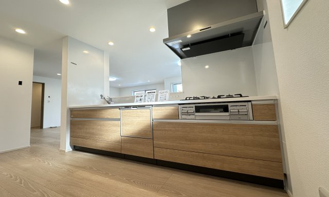 地元スタッフがご紹介！杉田新築戸建てのキッチン|LDKが見渡せる対面キッチン、お料理をしながら家族との団欒の時間も過ごせるキッチンです♪