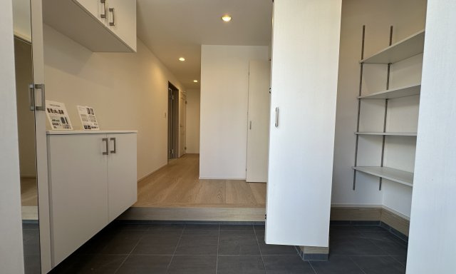 地元スタッフがご紹介！杉田新築戸建ての玄関|明るい玄関が家路からの「ただいま」の安心感を実感させてくれそうですね。