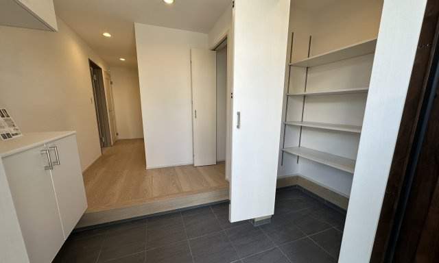 地元スタッフがご紹介！杉田新築戸建ての玄関|靴がたくさんあっても安心！靴以外にも色々収納できそうですね。