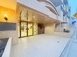 ライオンズマンション青戸第2のエントランス|ドキドキの新生活も、安心してスタート。ぴったりの住まいを見つけませんか？クランディアが一緒に住まい選びをサポートします‼　まずは、お気軽にお問合せください　＃クランディア