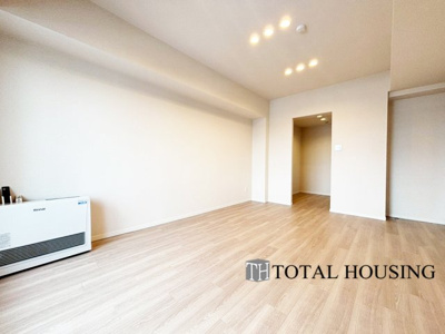 【居間・リビング】 | アルファコート・白石 | 柔らかな色合いのフローリングと清潔感の溢れるクロスが明るい空間を創り出しているリビングダイニング。憩いの場に相応しく、ここで楽しむ家族の時間が絆をより深めてくれそうです。