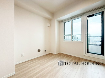 【洋室】 | アルファコート・白石 | 洋室　約5.2帖
開放的なバルコニー直結のお部屋です。大きな窓はお日様の光をたっぷり取り込み、明るく癒されるプライベートルームになりそうです。