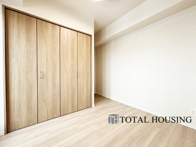 【洋室】 | アルファコート・白石 | 洋室　約5.2帖
家族構成やライフスタイルに合わせて、多目的にお使いいただけます。優しい色合いの木目調のフローリングが空間にアクセントをもたらしお洒落な室内です。