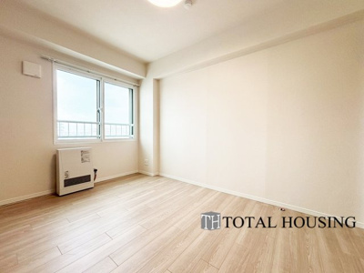 【洋室】 | アルファコート・白石 | 洋室　約6.4帖
心と体をゆったりと安らげる洋室。お部屋のゆとりが大きい分だけ、暮らしの安らぎは深まります。次の日を心地よく迎えたいから、頑張った自身の心と体を労わる設計へ。