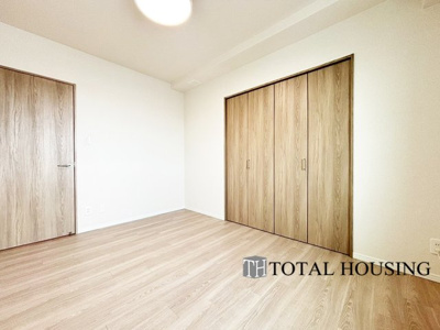 【洋室】 | アルファコート・白石 | 洋室　約6.4帖
シンプルデザインなことによりご自分お好みのレイアウトがしやすい主寝室。クローゼットが設置されているのでお部屋の整理整頓もすっきり楽々。お部屋をよりゆったりとお使い頂けます。