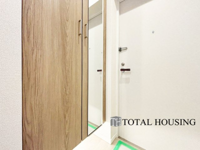 【玄関】 | アルファコート・白石 | 出勤前の身支度チェックに欠かせない姿見を玄関に備え付けました。気持ちの良い一日の始まりは笑顔でスタート♪