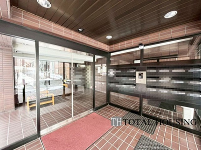 【エントランス】 | アルファコート・白石 | オートロックシステムを採用しており、セキュリティ面に優れた安心のマンションです。防犯対策もしっかりしているため、小さなお子様のいるご家庭や女性の方にも、安心してお住まいいただけます。