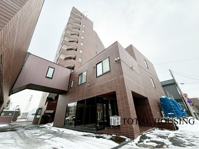 【外観】 | アルファコート・白石 | 流行に左右されず、将来にわたって価値が継続する「上質」な佇まい。おしゃれな雰囲気や自然の潤い、親しみやすさといった暮らしを豊かにしてくれる住空間です。