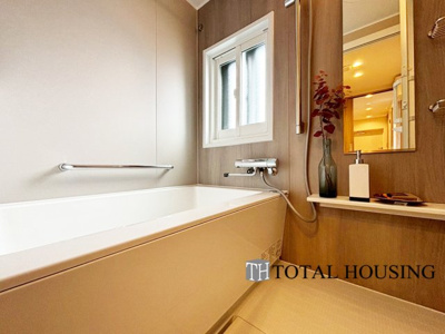 【浴室】 | アルファコート・白石 | 窓付きのバスルームの為、素早く換気ができカビの発生を抑制できます。個室でありながら、リラックスできる開放的な空間に。