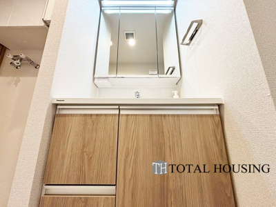 【独立洗面台】 | アルファコート・白石 | 一日の始まりの朝、歯磨きをしたりメイクや髪をセットしたり・・・使いやすさが考えられた3面鏡です♪シャワー付水栓で洗面台でのシャンプーや毎日の掃除に大変便利ですね♪