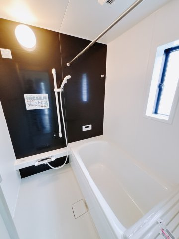 【新築戸建】足利市今福町第1の浴室|■浴室｜足を伸ばして方まで肩までゆっくりと浸かることができ、疲れた体が癒されます♪