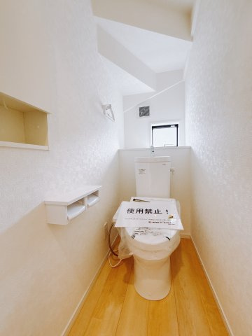 【新築戸建】足利市今福町第1のトイレ|■トイレ｜1階と2階にトイレがございます♪壁には小物を置けるスペースがあるのでトイレットペーパーのストックを置いておくのにも便利です♪写真などを飾ってもおしゃれですね♪