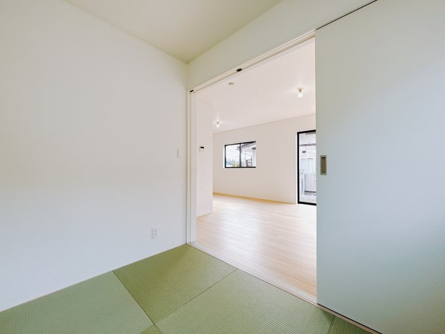 【新築戸建】足利市今福町第1の和室|■和室｜「続き間の和室」は子育て世代にこそ適しています。お子様のお昼寝スペースや、洗濯物をたたむのに便利です。客間やリビングの延長としても使えます。