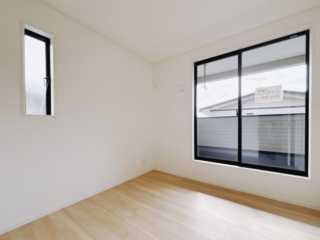 【新築戸建】足利市今福町第1の洋室|■洋室｜ナチュラルカラーの床です。模様替えなどとても楽しく工夫できます♪陽当たり、風通しもとても良いので毎日快適な生活スタートです！子供部屋にも良いですね♪