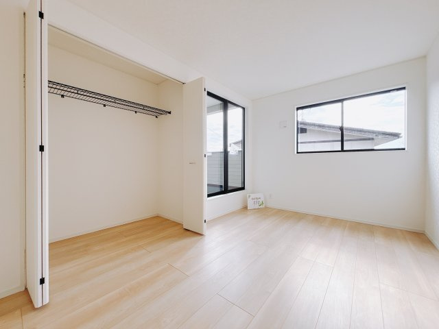 【新築戸建】足利市今福町第1の洋室|■主寝室｜ダブルベッドを置いても充分な広さを2Ｆのお部屋に設けております。お子様と家族みんなで寝るのも夢じゃありません♪窓からは光が差し込むので日中でも明るいお部屋です。