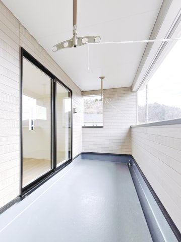 【新築戸建】足利市今福町第1のバルコニー|■バルコニー｜お布団がたくさん干せますね♪バルコニーから入る日差しは暖かく、爽快な朝の目覚めを促してくれます♪洗濯物やお布団を干して太陽の香りを吸い込んだお布団で夜はおやすみください。