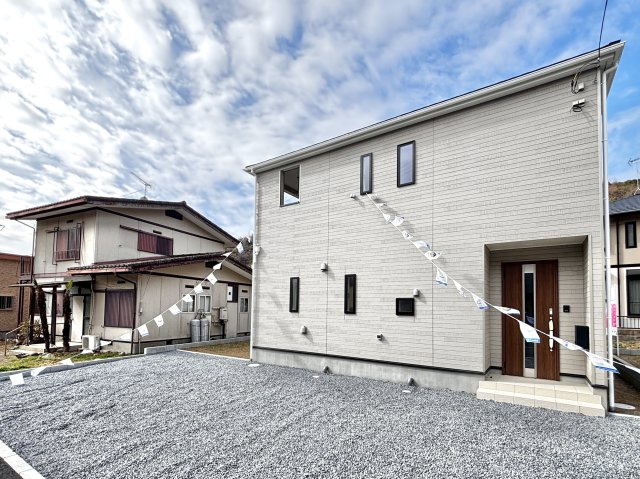 【新築戸建】足利市今福町第1の外観|■外観｜広々とした駐車スペースで楽々駐車可能！お買い物後もスムーズにお荷物を運べます♪