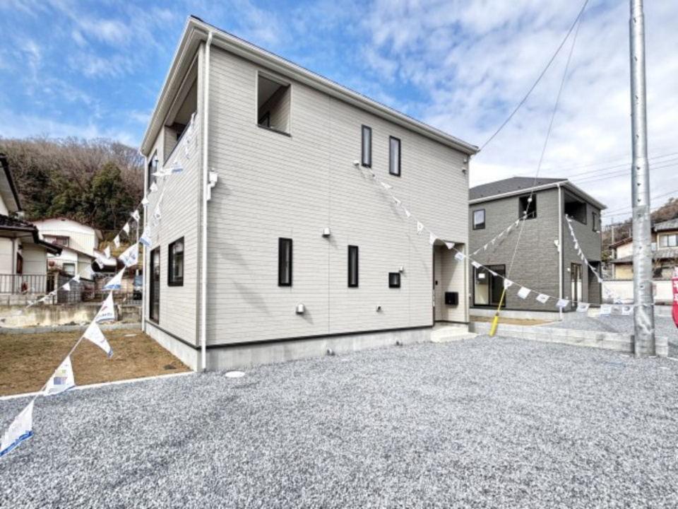 【新築戸建】足利市今福町第1の外観|■外観｜窓の配置や、爽やかな白ベースの外観が清潔感をもたらします。まっさらなキャンバスのような家にこだわりを彩って…始めよう、あなただけの豊かな暮らし( ＾＾ )