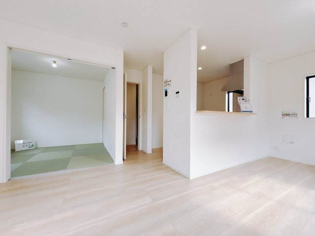 【新築戸建】足利市今福町第1の居間・リビング|■リビング｜出来上がった料理を運びやすいリビング♪お料理中も家族との会話がはずみます♪