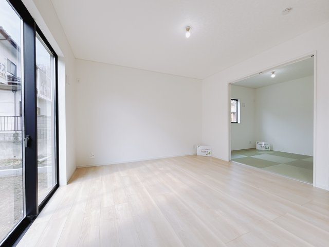 【新築戸建】足利市今福町第1の居間・リビング|■リビング｜陽当たり良好のリビングダイニング♪賃貸では叶わなかった、お友達とのホームパーティや大音量で映画やテレビを楽しむことができます(*^^*)